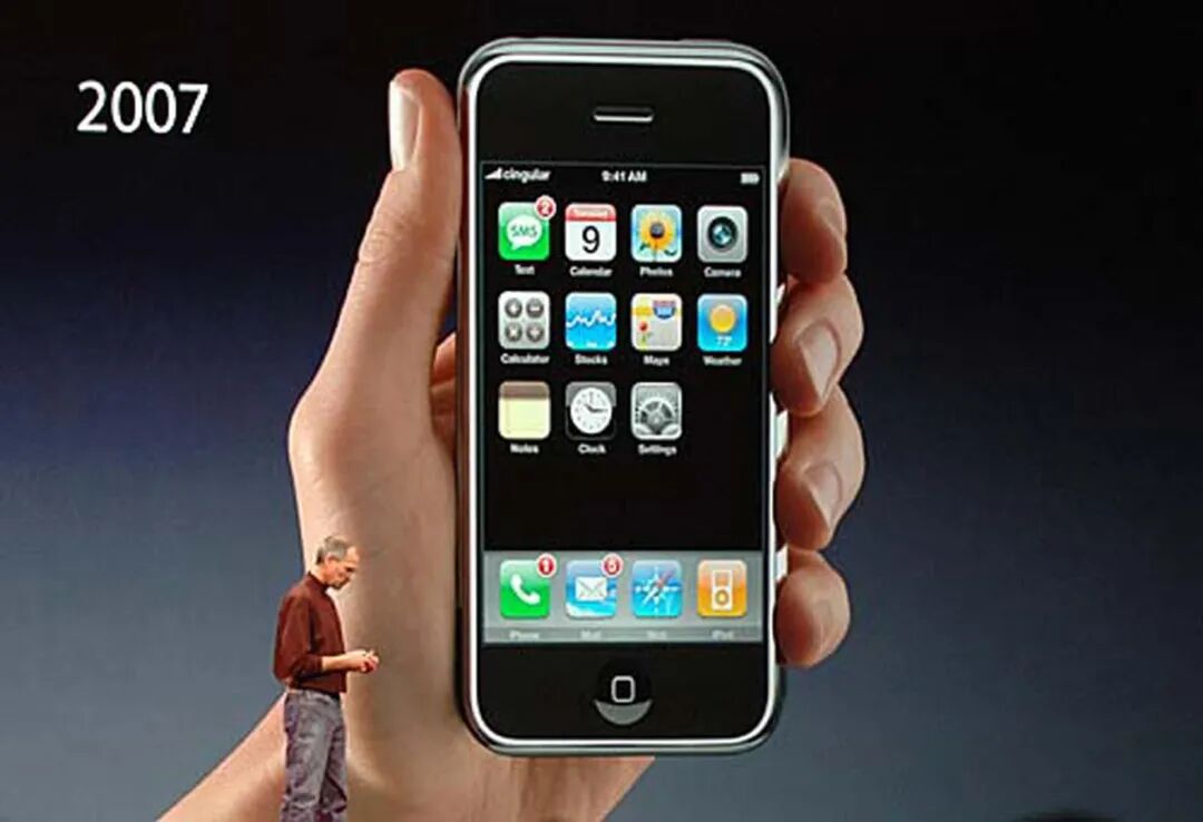 史蒂夫·乔布斯手持初代iPhone