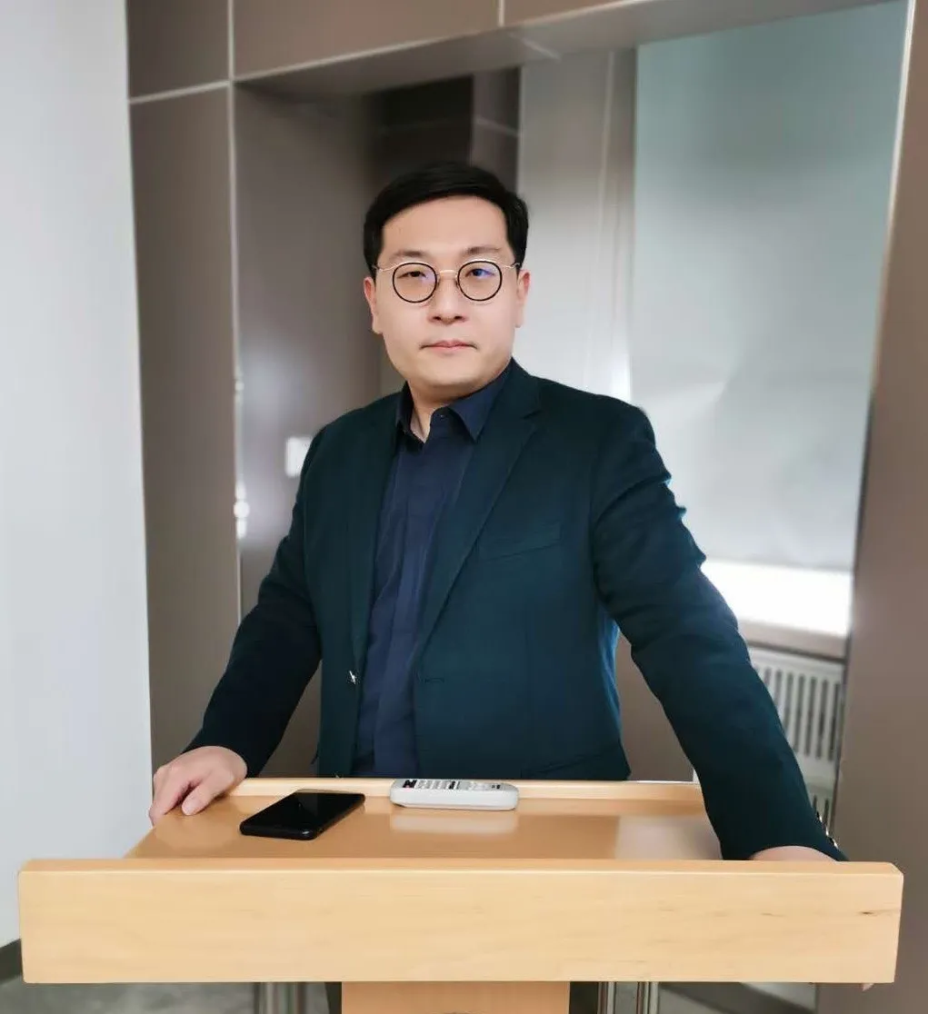 一位站在讲台后演讲的物理学家