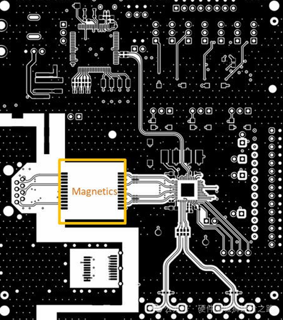 网络变压器特写，标注“Magnetics”字样