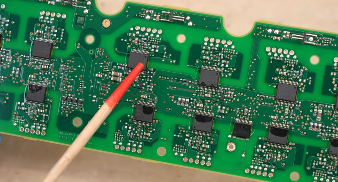 使用工具清洁或检查栅极驱动板焊点