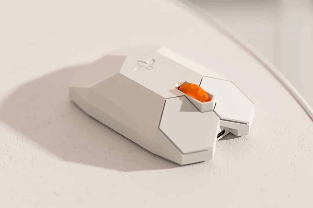 白色几何造型设备中央橙色透明窗口