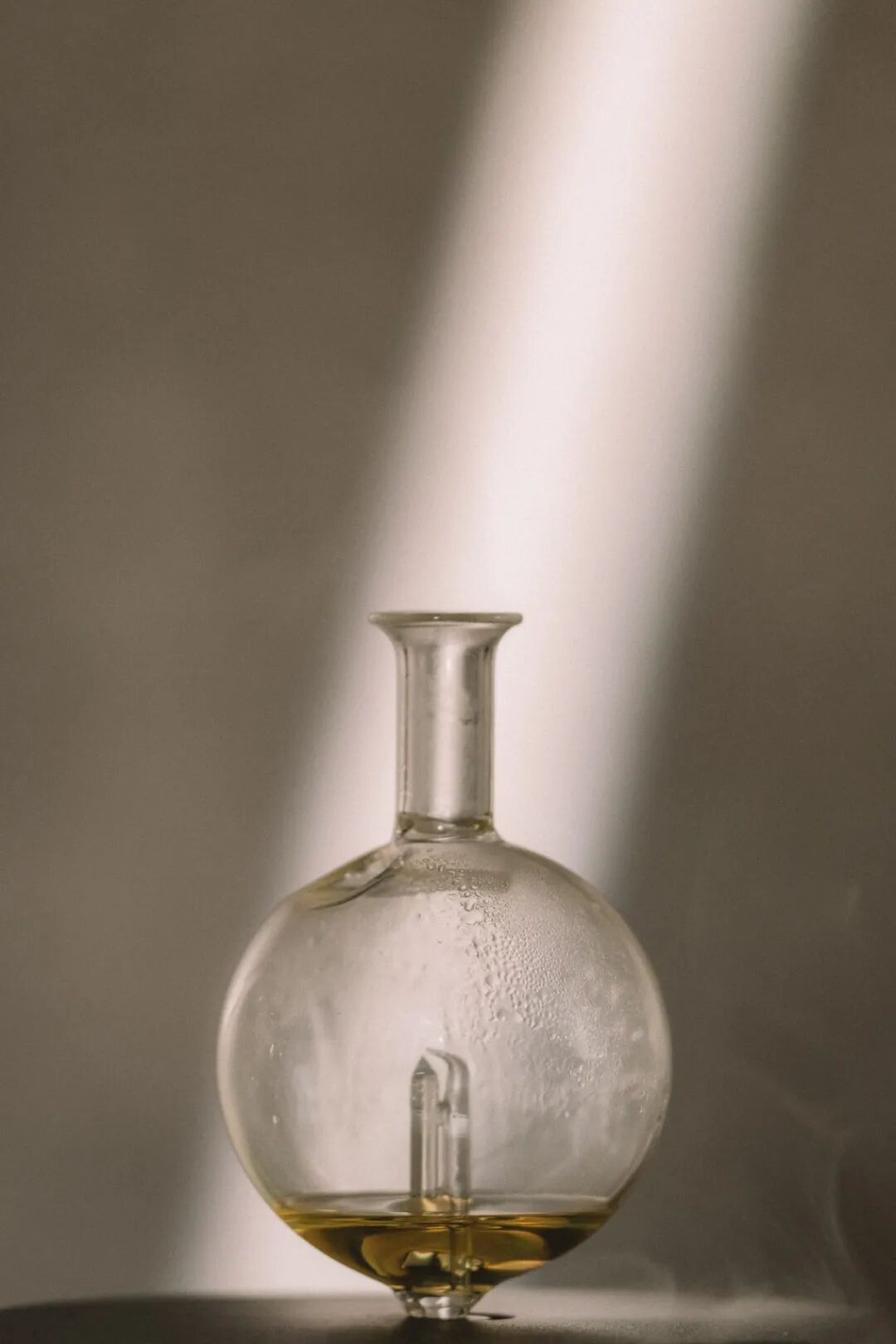 装有液体的玻璃烧瓶光影