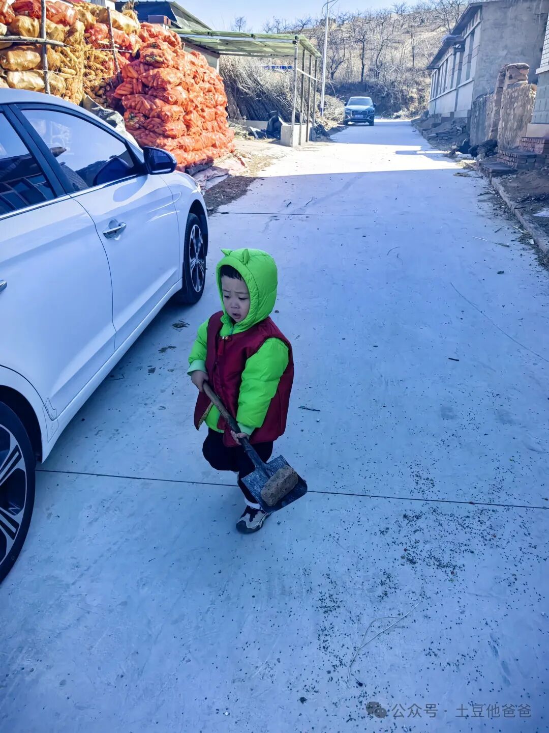 蹲在路边玩土的小孩