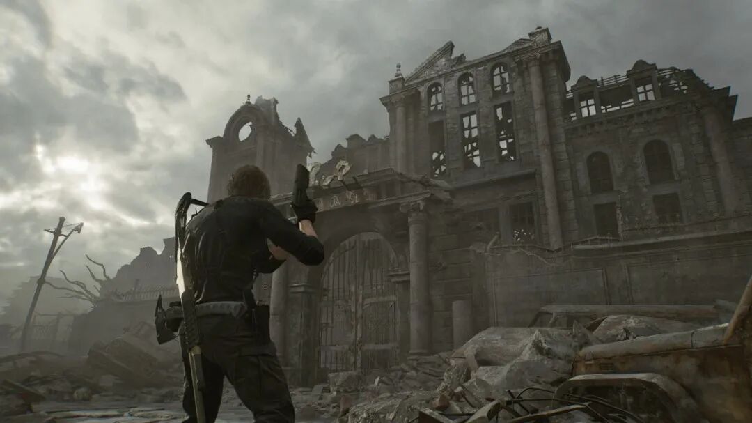 里昂站在破败建筑前的背影