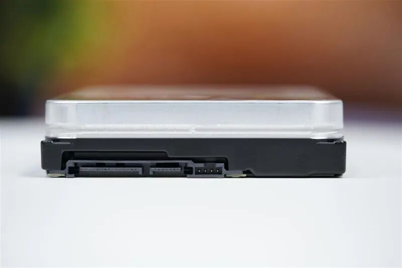 希捷银河Exos 32TB硬盘接口特写