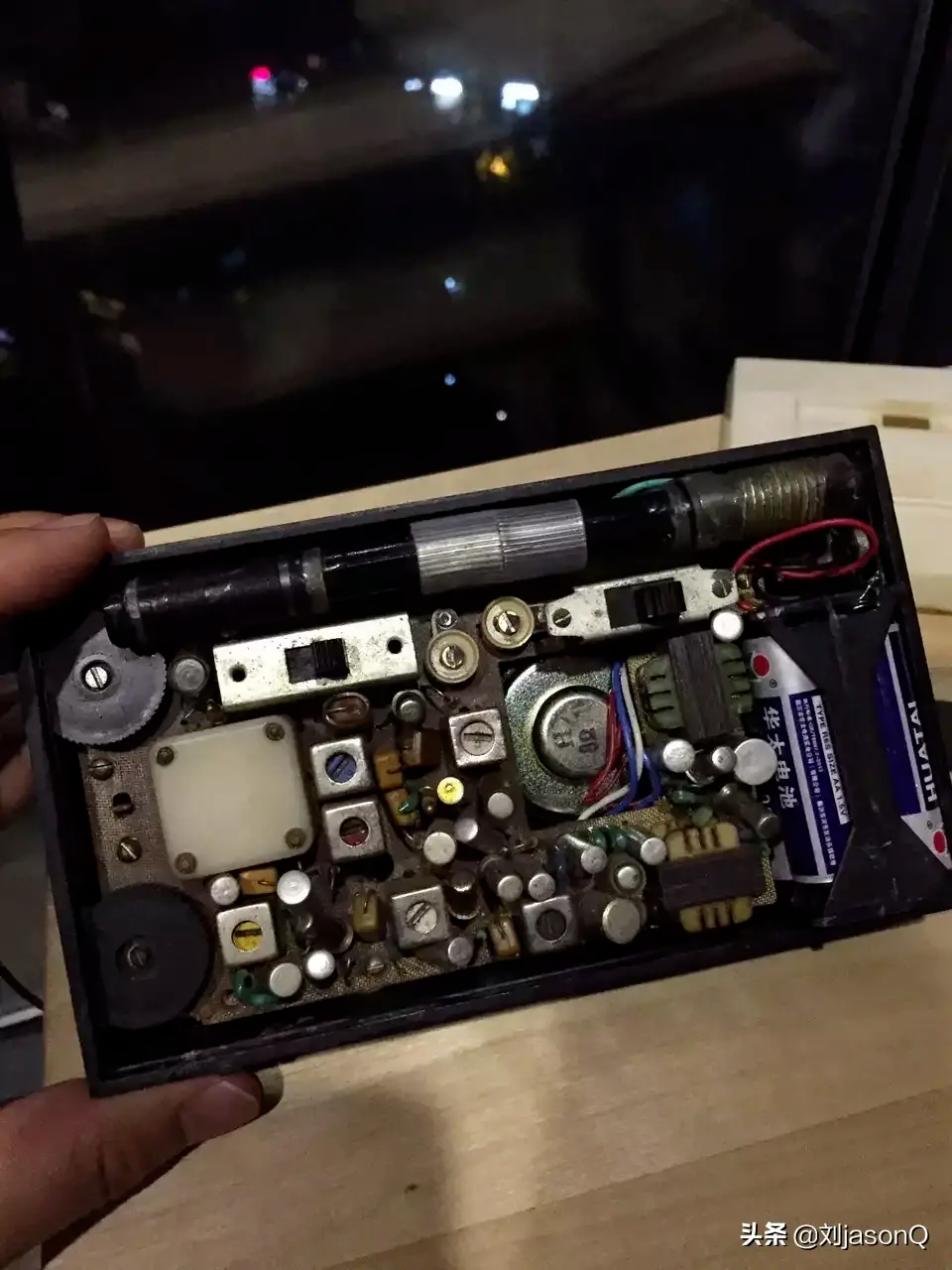 手持拆解设备，可见内部电路板、电池及天线磁棒