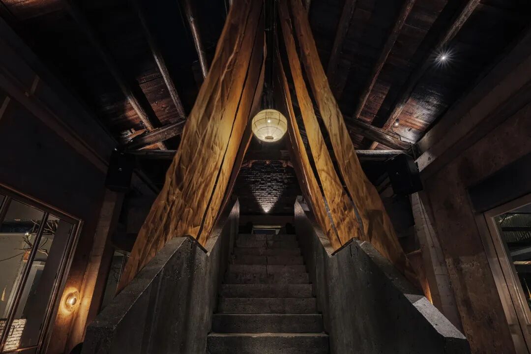 雀斑店铺楼梯仰视视角