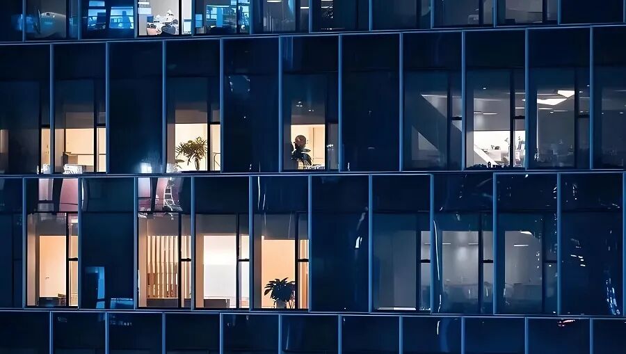 夜晚的办公楼外景