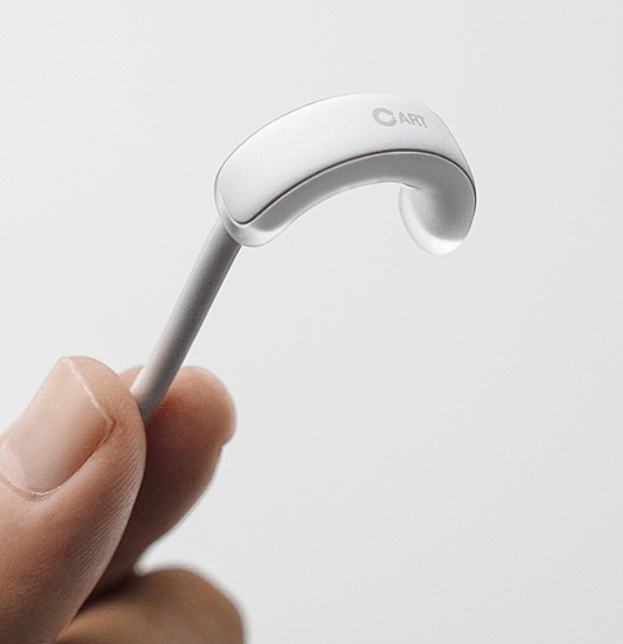 手持CART品牌白色耳挂式耳机，展示其弧形设计