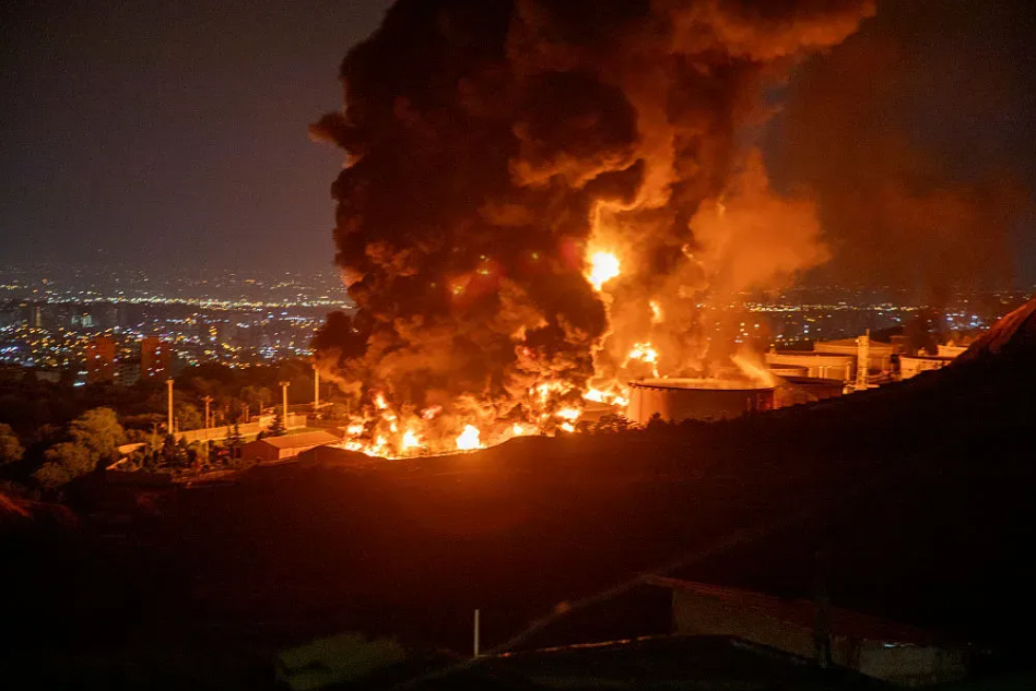 夜间工业区发生剧烈爆炸，浓烟滚滚
