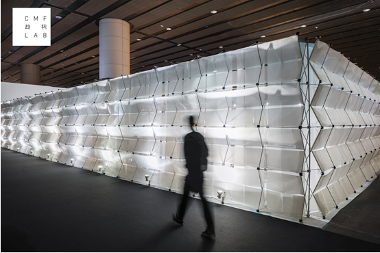 展览中的人影与大型几何光影装置