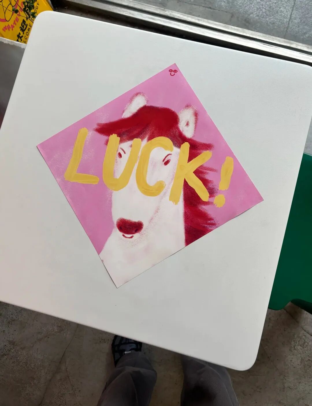 粉色卡片：红鬃白马头像，“LUCK!”黄色大字