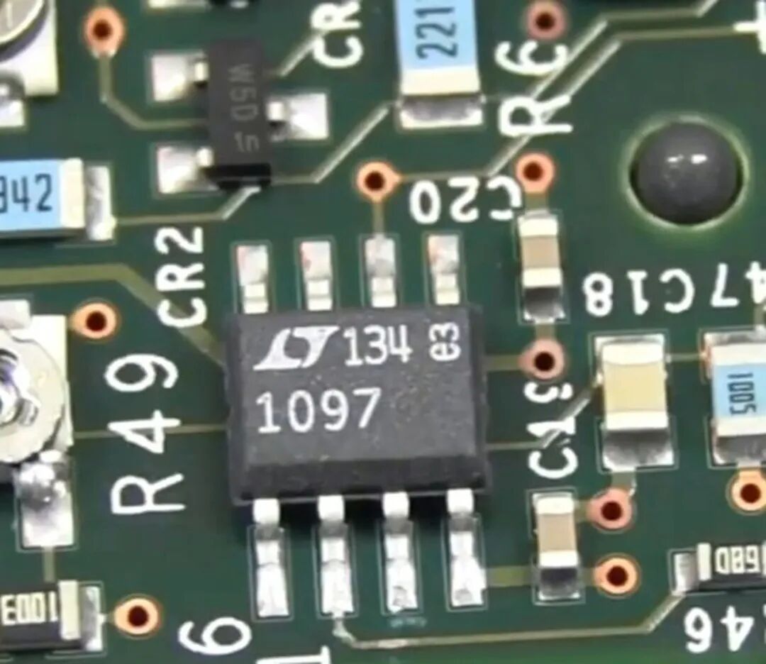 U6 位置 LT1097 精密运放芯片特写,丝印可见 Linear Technology 商标和 1097 标识