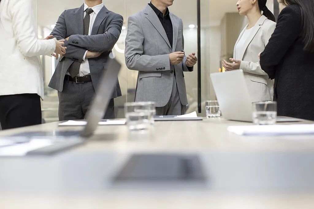 会议室中多人站立交谈