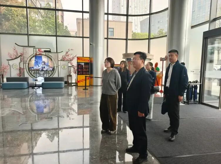 济南市市中区领导考察米哈游公司的现场照片