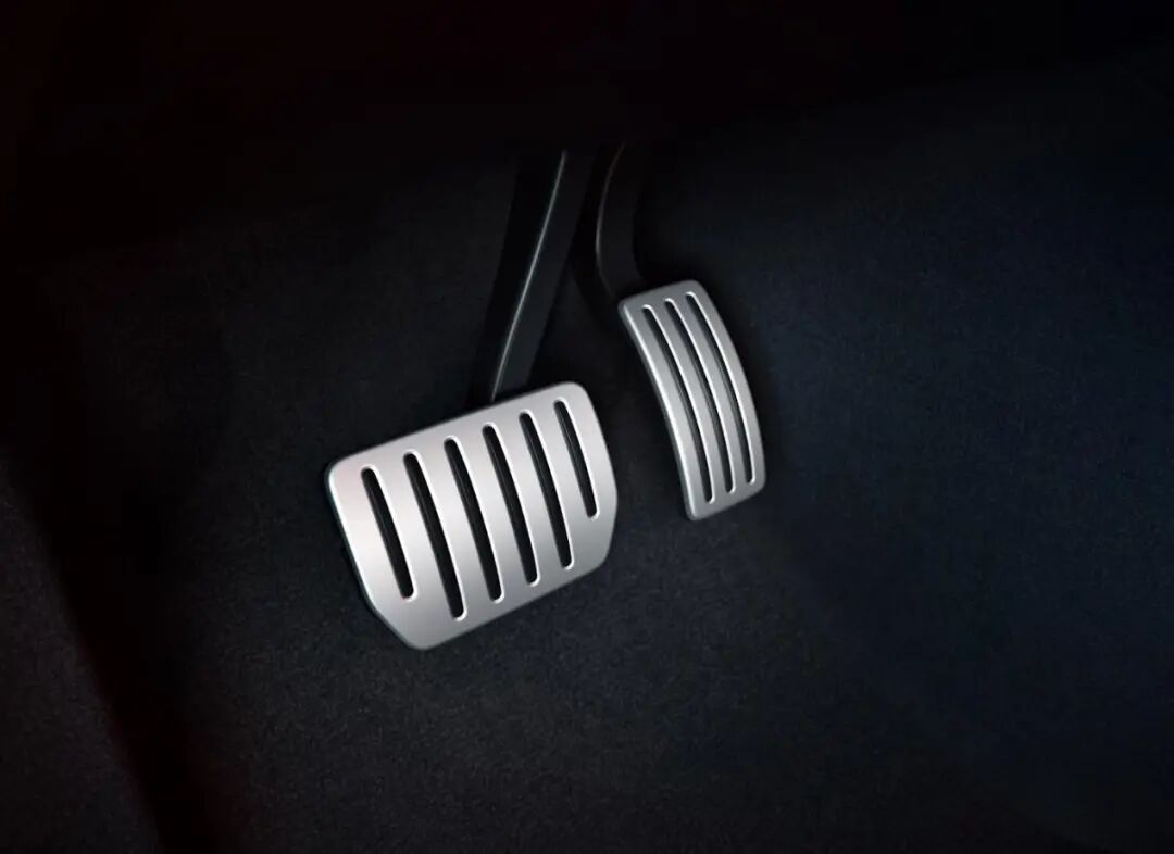 汽车油门与刹车踏板特写