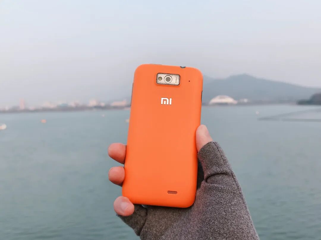 可拆卸的橙色手机后盖特写