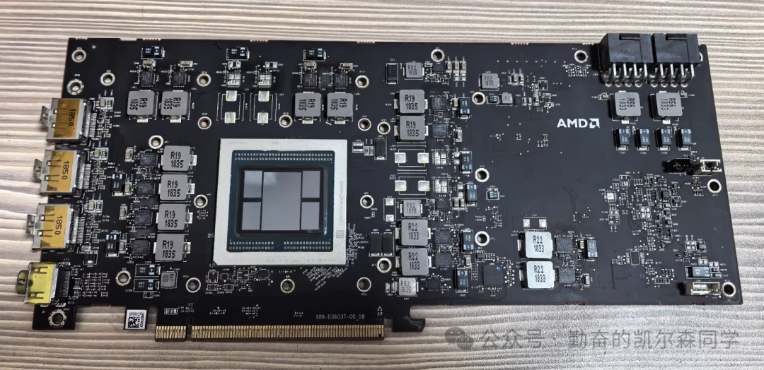 AMD Radeon VII PCB板特写，中央为GPU与四颗HBM2显存