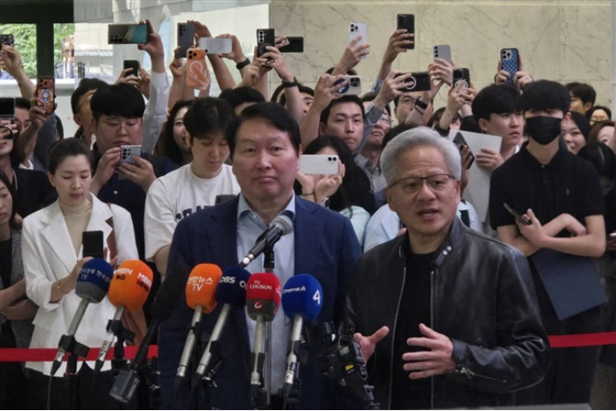 新闻发布现场,英伟达CEO黄仁勋与SK集团会长崔泰源在首尔西麟大楼共同出席合作仪式