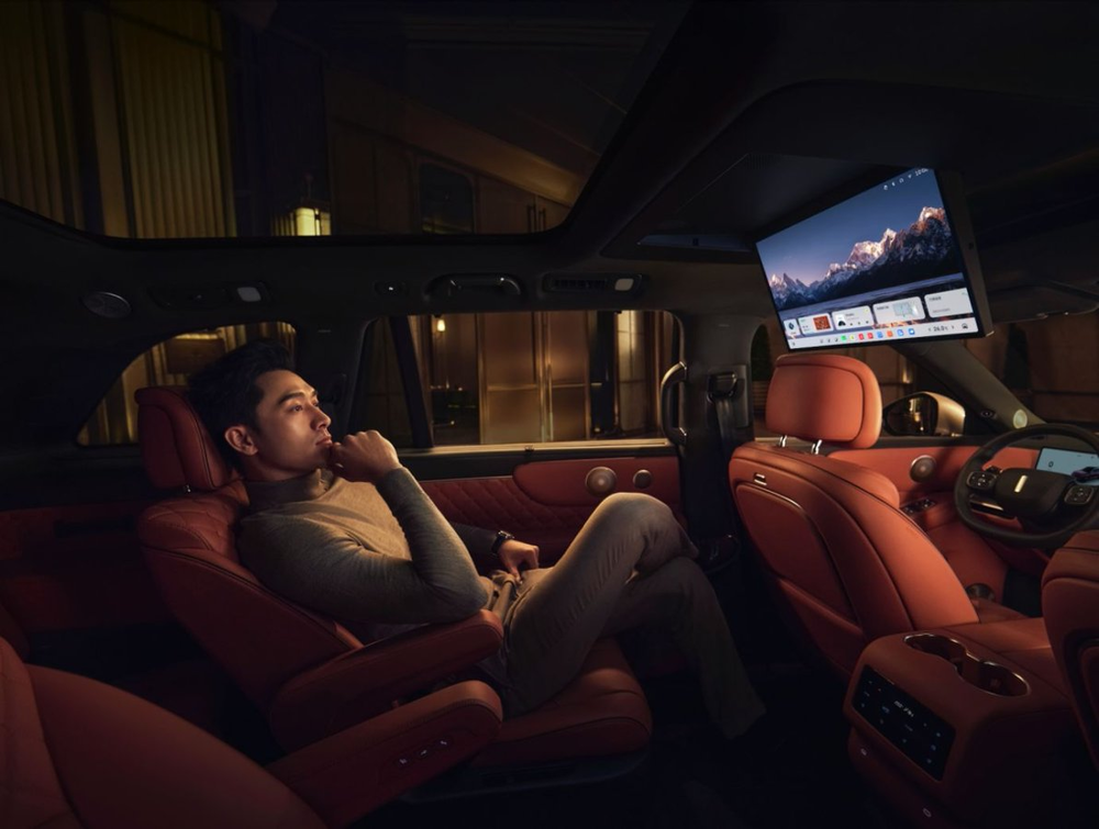 魏牌V9X车内后排视角，红色真皮座椅与中控大屏，氛围感强