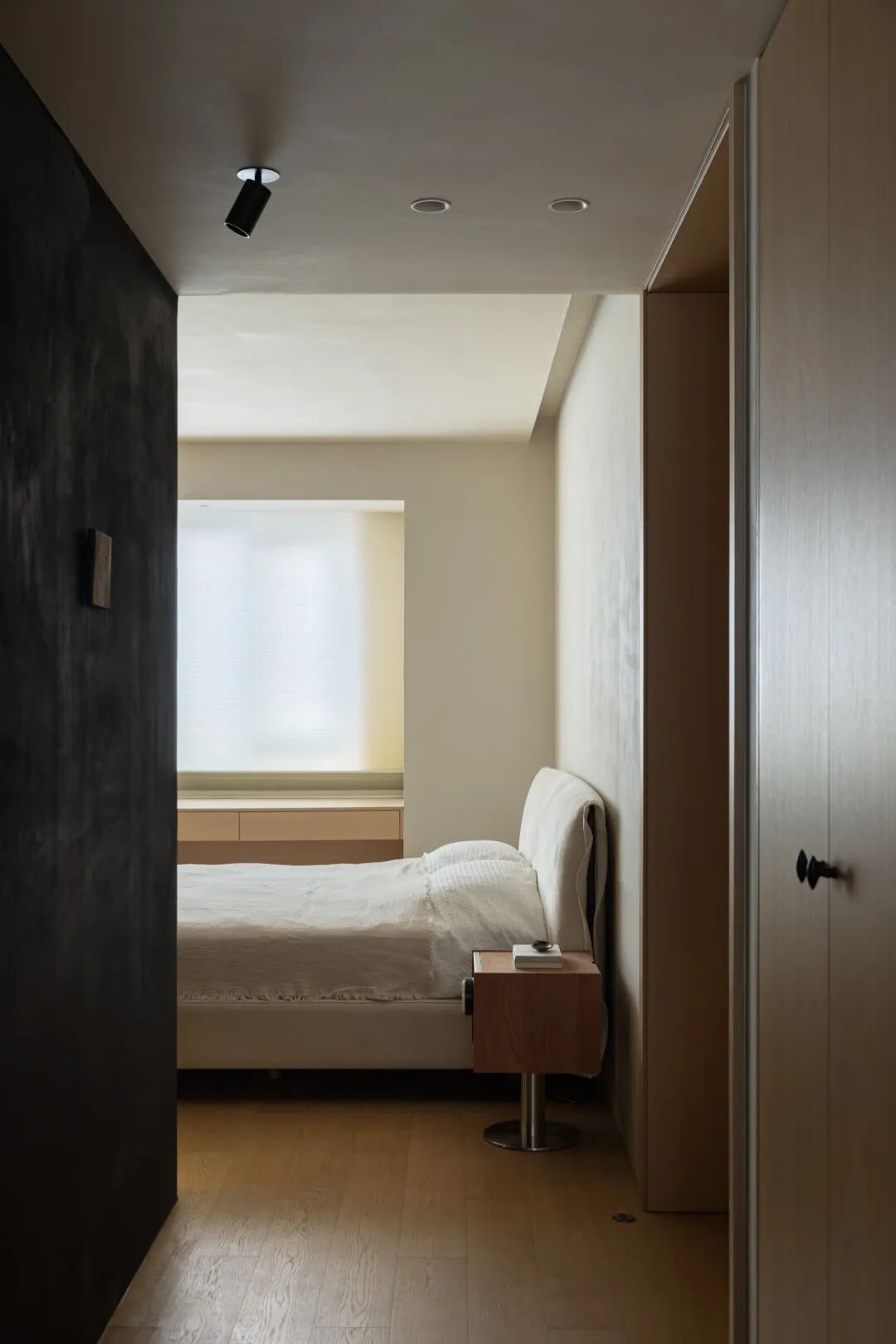 从走廊看卧室