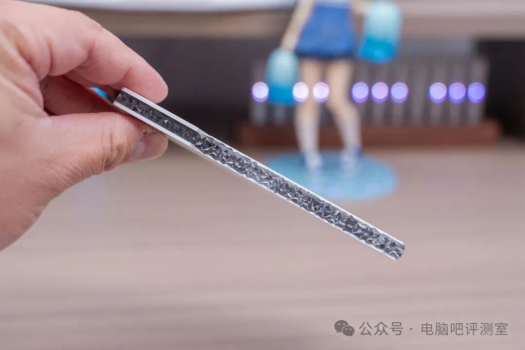 内存条顶部的碎钻风格RGB灯条特写