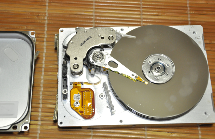 一张机械硬盘拆解后的内部结构特写