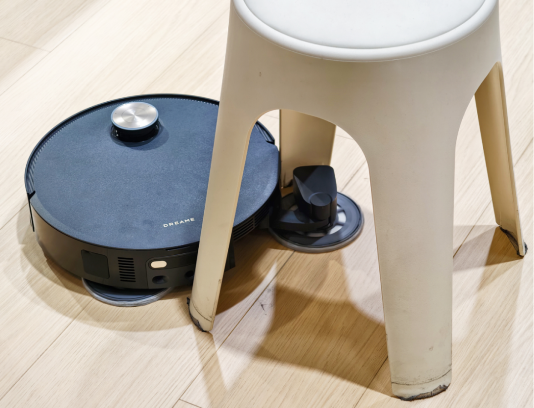 展示二级摆臂结构的追觅扫地机器人