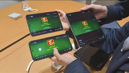 多台手机显示同一应用界面