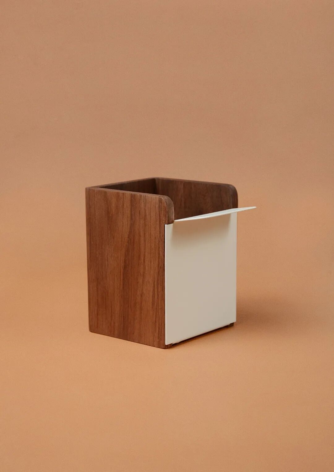 木质与白色金属方形收纳盒