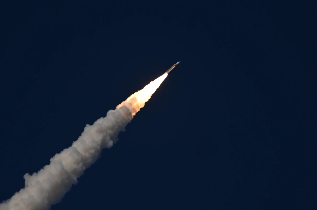 夜空中的火箭尾迹