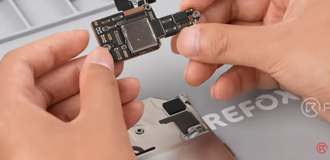 iPhone 18 Pro 主板拆解与电路板组件特写