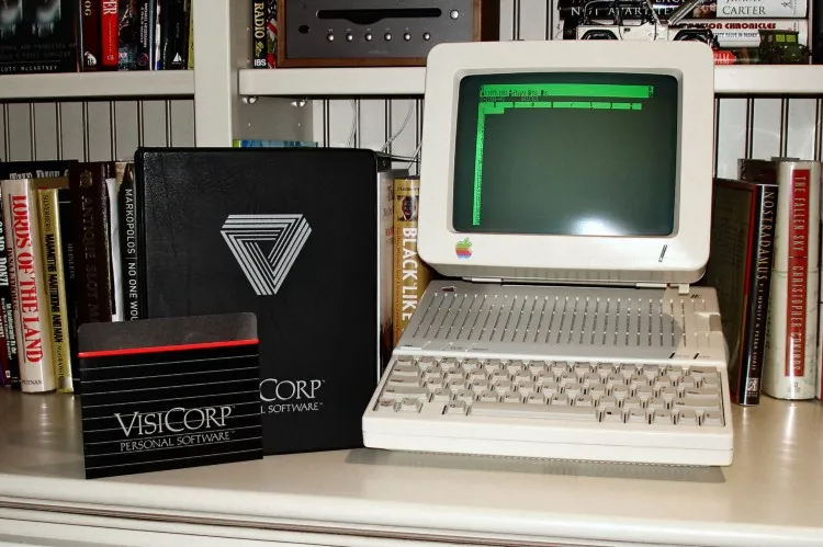 Apple II 电脑与 VisiCalc 软件包装盒