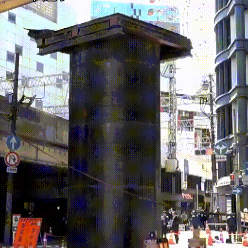 黑色圆柱形结构都市街景