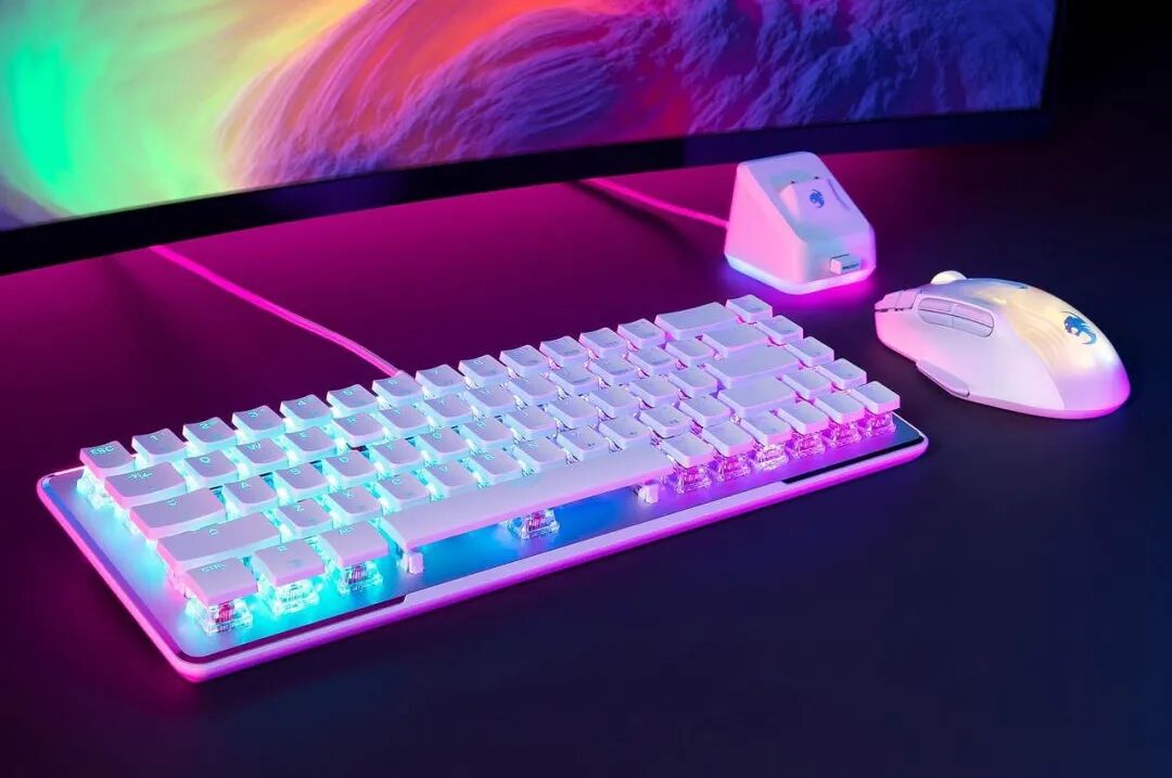 白色背光机械键盘与显示器壁纸场景