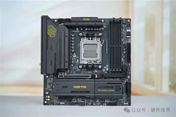 黑色PCB主板实物图,LGA插槽与M.2散热装甲,ASUS与MSI MORTAR内存条