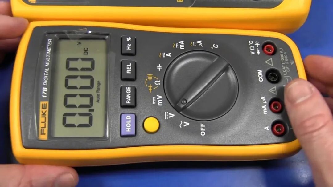 Fluke 17B 前面板全貌,显示屏读数 0.000 V DC,Auto Range 自动量程模式,右侧为功能旋钮和测试插孔