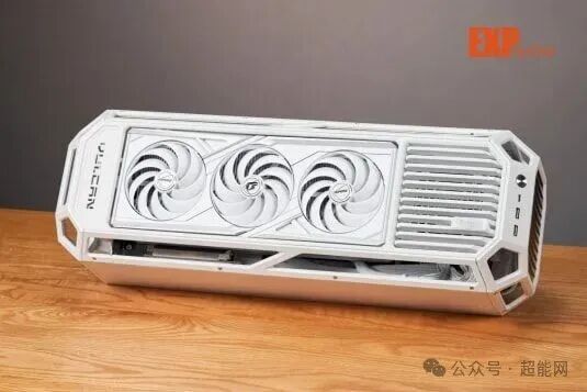 iGame LAB Vulcan Armor机身侧面