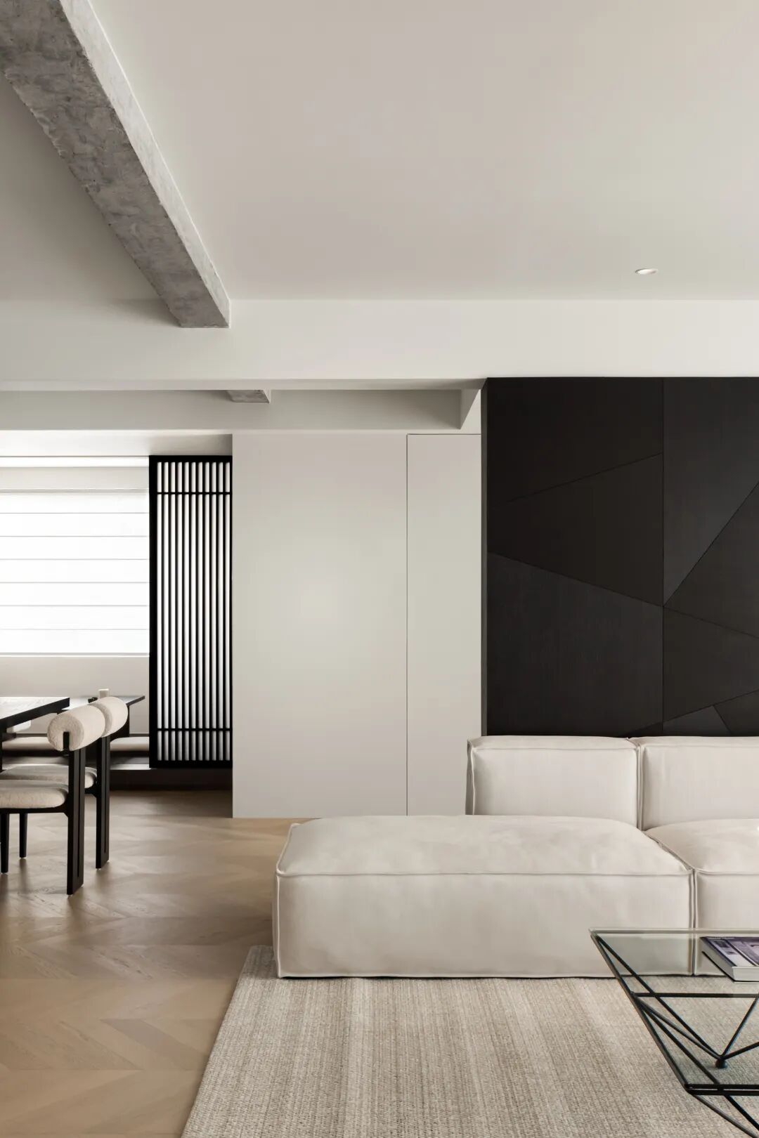 客厅黑白灰主色调，几何拼接背景墙