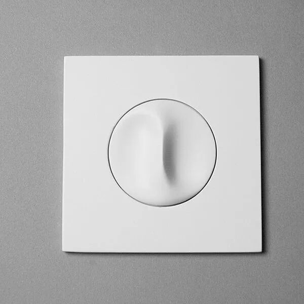 白色方形面板上的拨动开关结构