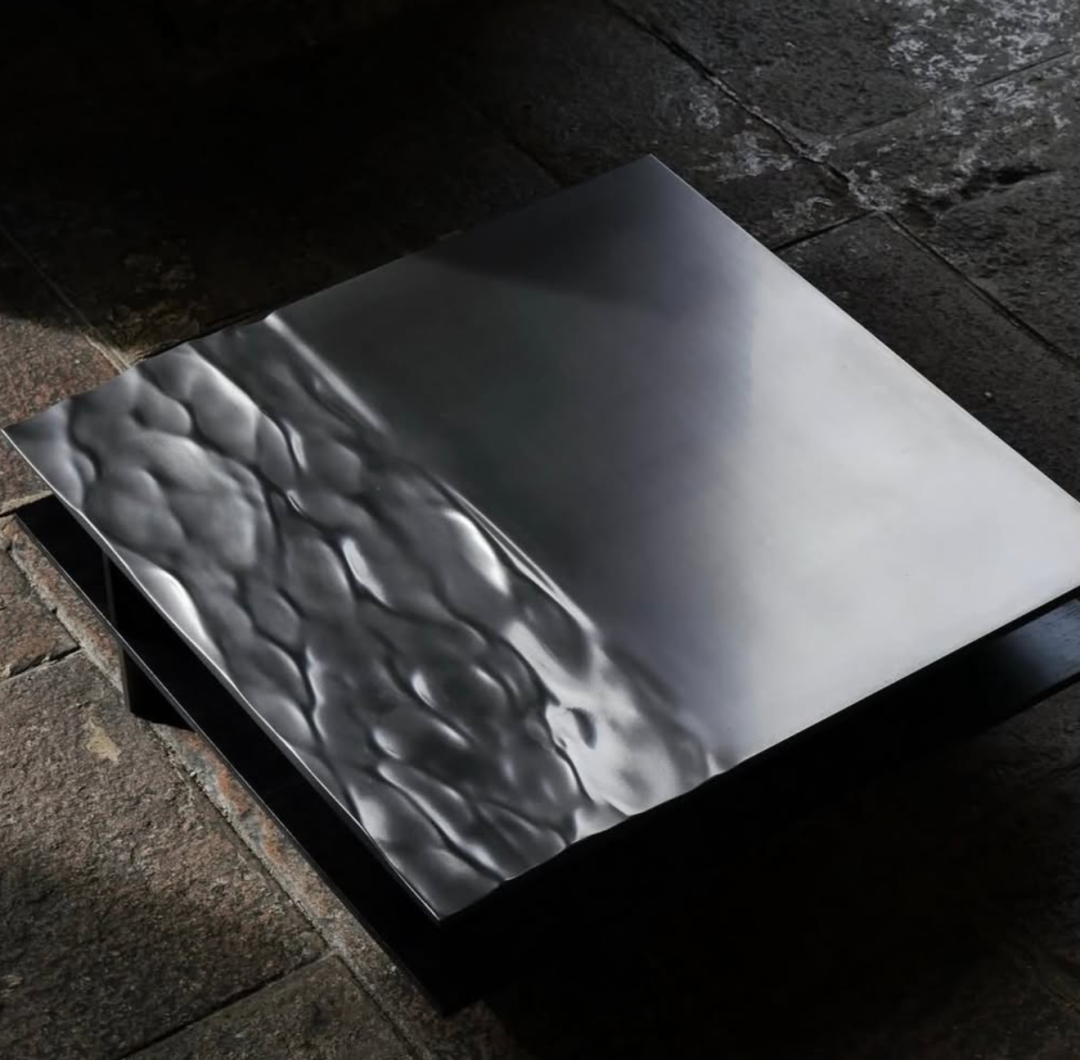 波浪纹理金属桌面