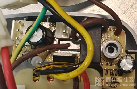 电压转换器内部PCB板接线细节