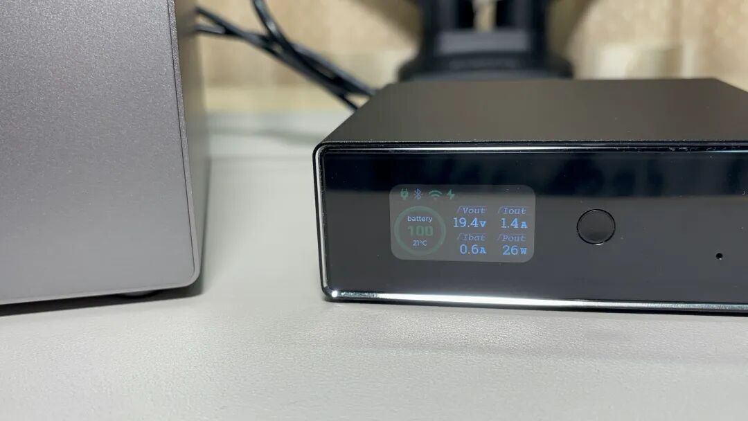 NAS稳定运行时，UPS屏幕显示功耗26W