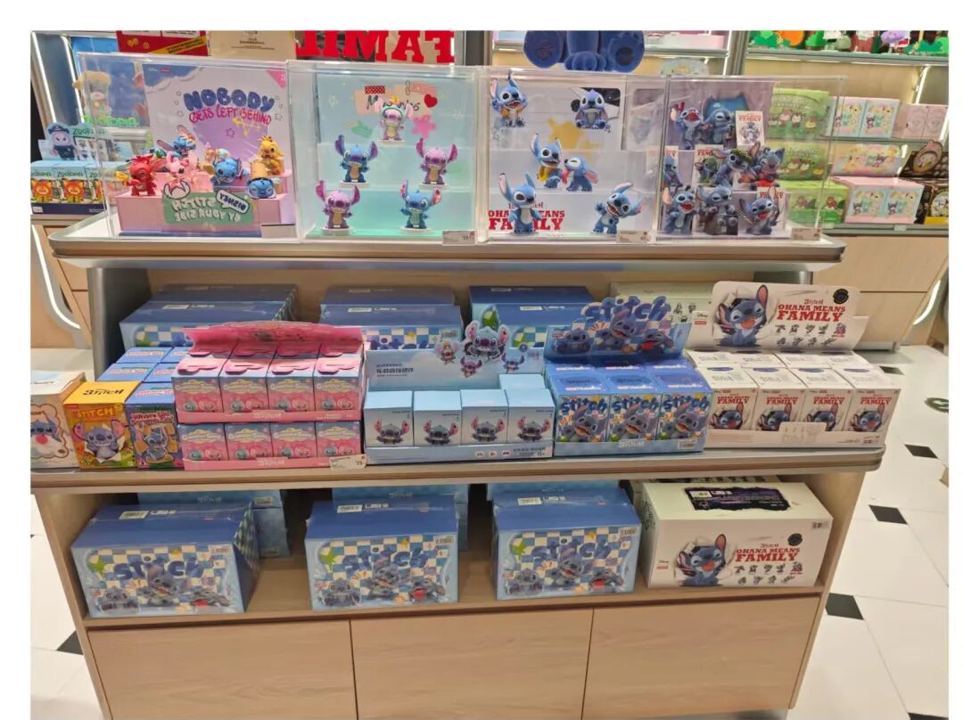 史迪奇主题商品货架陈列