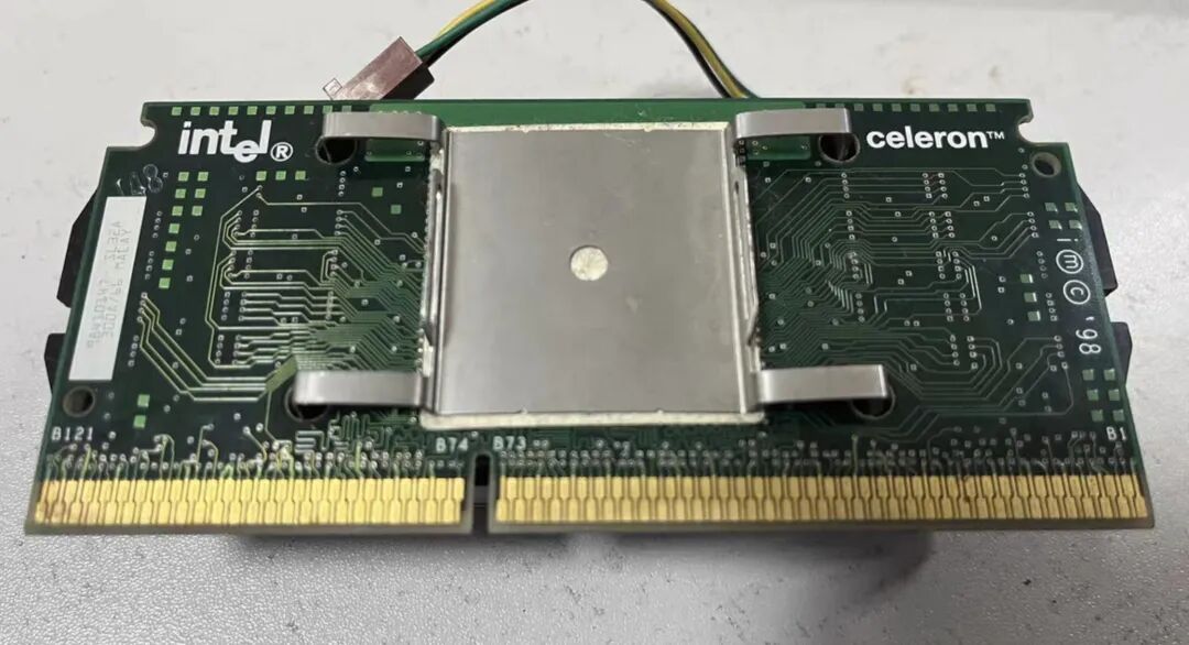 Intel Celeron处理器正面特写