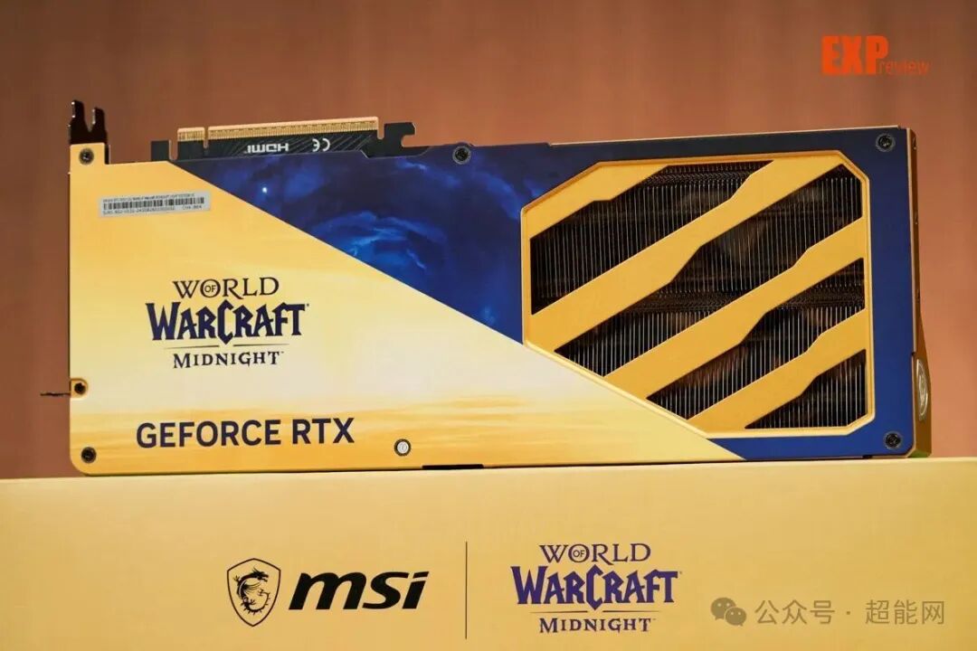 微星RTX 5070圣光OC显卡背面整体视图