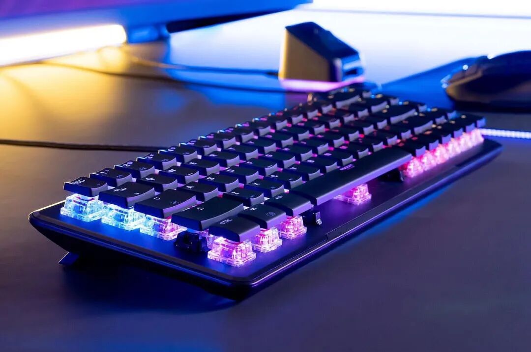 蓝紫色RGB背光机械键盘桌面场景