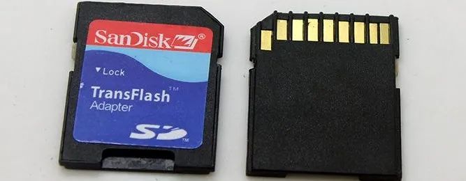 Micro SD卡及其适配器实物图