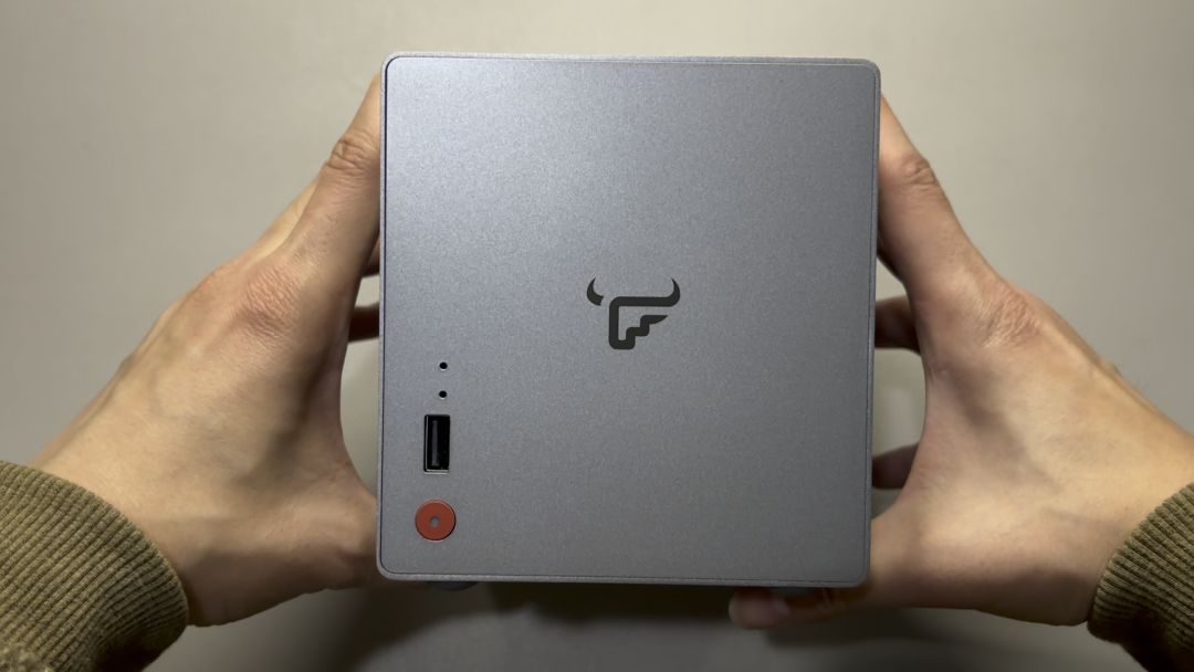 双手拿着飞牛EVO2设备