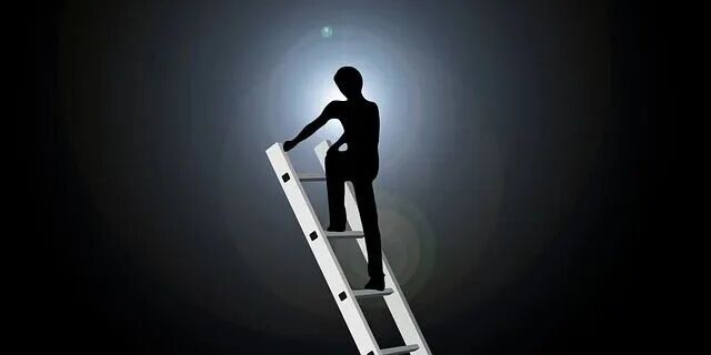 攀登阶梯的剪影,象征工程效能的突破与探索